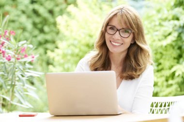 onu laptop kullanan kadın