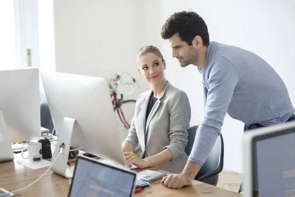 Empresária e empresária que trabalha — Fotografia de Stock