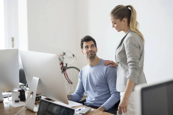 Jungunternehmer arbeitet — Stockfoto