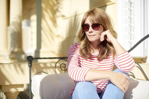 Femme occasionnelle assise en plein air — Photo