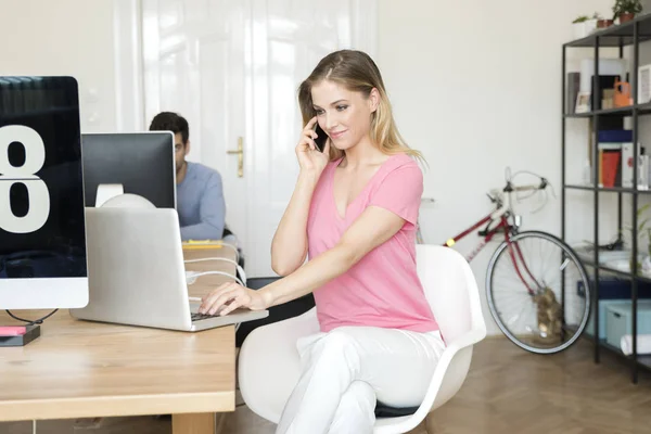 Woman using her laptop — Stock Photo, Image