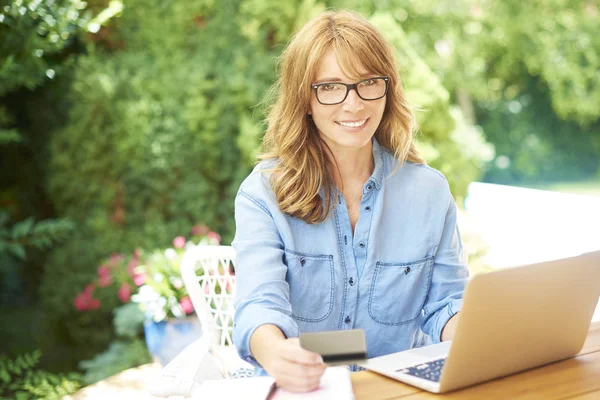 Vrouw met behulp van bankkaart — Stockfoto