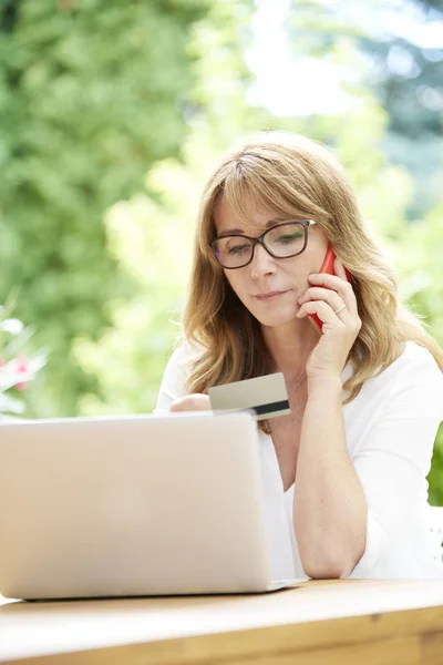 Kvinnlig shopping på nätet. — Stockfoto