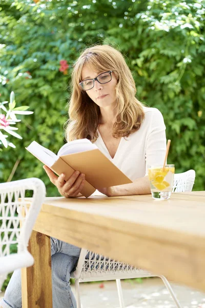 Attraktive Frau liest ein Buch — Stockfoto