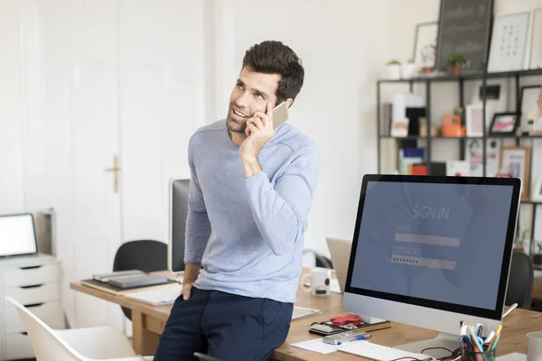 Geschäftsmann im Gespräch mit jemandem — Stockfoto