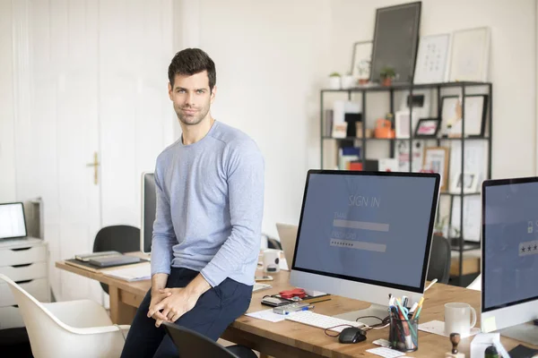 Hombre de negocios sentado en la oficina . — Foto de Stock