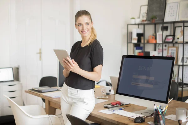 Asistente financiero utilizando tableta digital — Foto de Stock