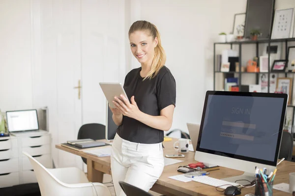 Assistant utilisant une tablette numérique — Photo