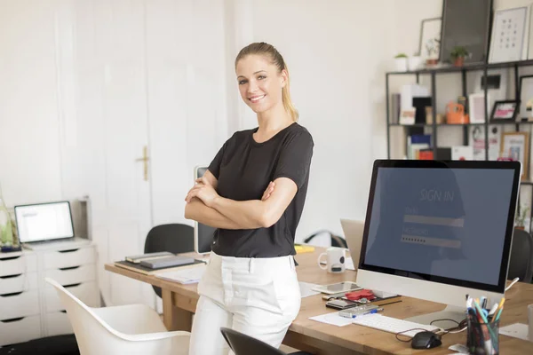 Gerente mujer de negocios de pie —  Fotos de Stock