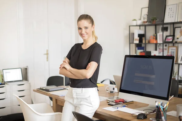 Gerente mujer de negocios de pie — Foto de Stock