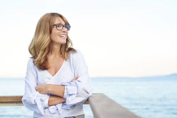 Donna di mezza età in piedi — Foto Stock