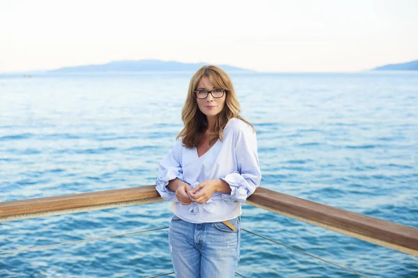 Orta yaşlı kadın ayakta