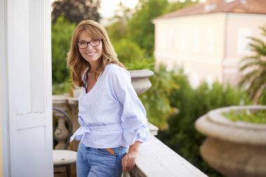  neşeli kadın ayakta 