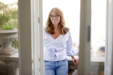 neşeli kadın ayakta 