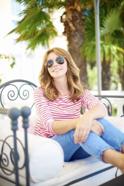 Kanepede oturan kadın. 