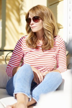 dinlenirken gülümseyen kadın