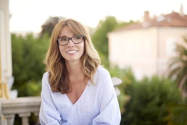 Frau schaut nachdenklich — Stockfoto