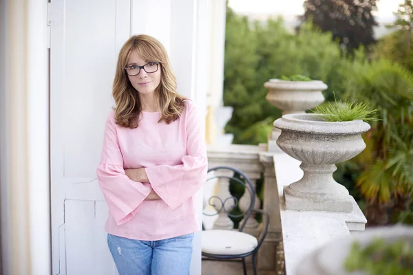 Gülümseyen kadın ayakta