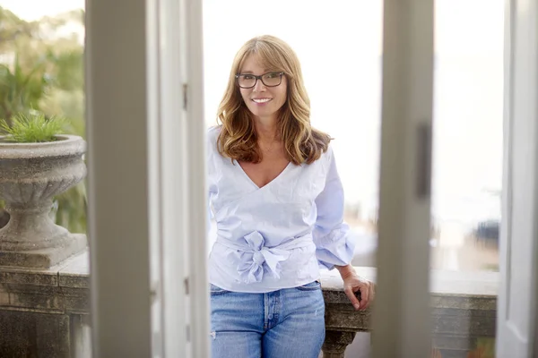 Cheerful woman standing — Stock Photo, Image