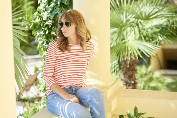 Mujer relajándose en el jardín — Foto de Stock