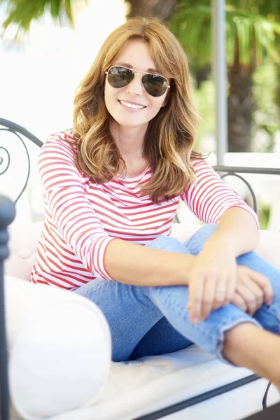 Kanepede dinlenen kadın. 