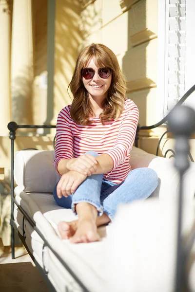 gülümseyen kadın kanepede rahatlatıcı 