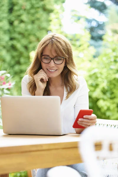 Kobieta korzystająca z laptopa — Zdjęcie stockowe