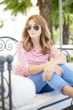 Kendine güvenen kadın kanepede rahatlatıcı