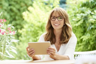 dijital tablet kullanan kadın