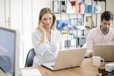 Ofiste takım çalışması. 