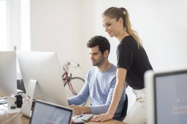  Yeni projede çalışan insanlar