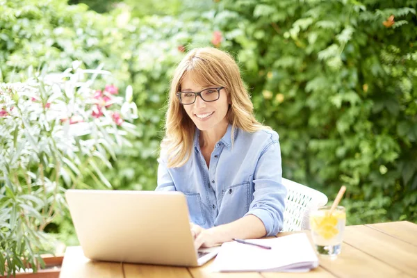 Självsäkra kvinnan använder laptop — Stockfoto