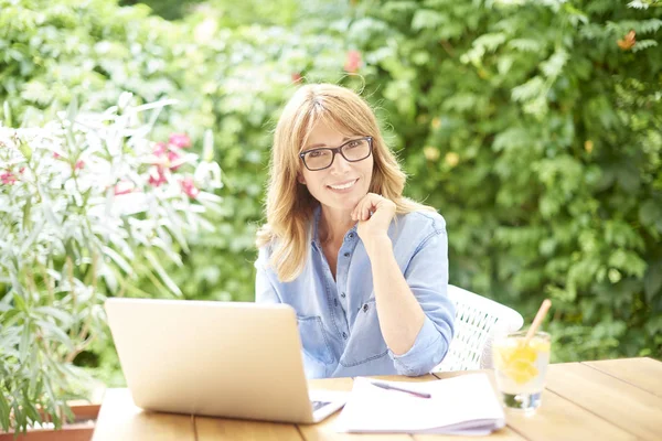 Femme utilisant un ordinateur portable — Photo