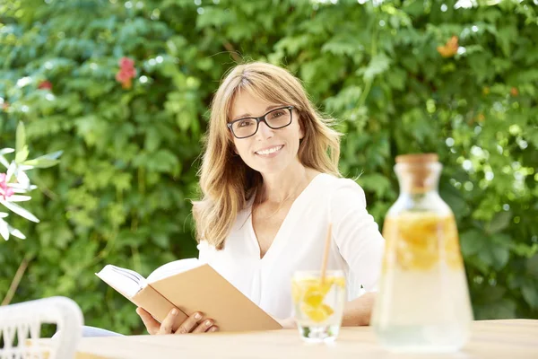 Woman relaxing and reading — Stock Photo, Image