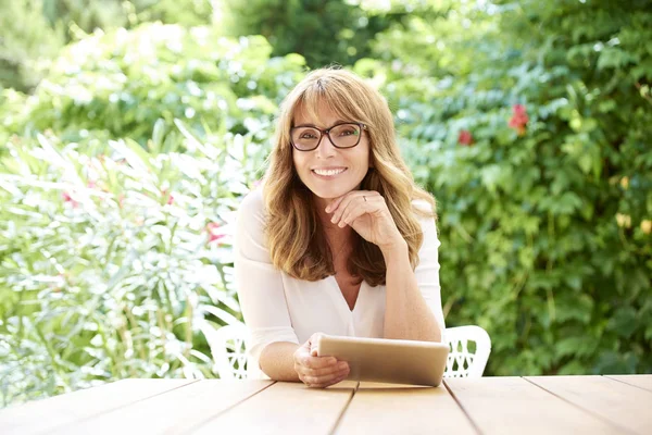 Frau nutzt digitales Tablet — Stockfoto