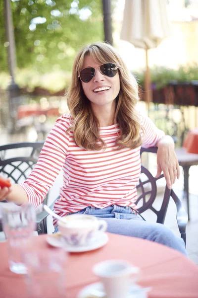 Frau sitzt in einem Café — Stockfoto