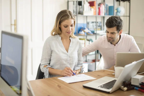 Equipo de diseño en el trabajo — Foto de Stock