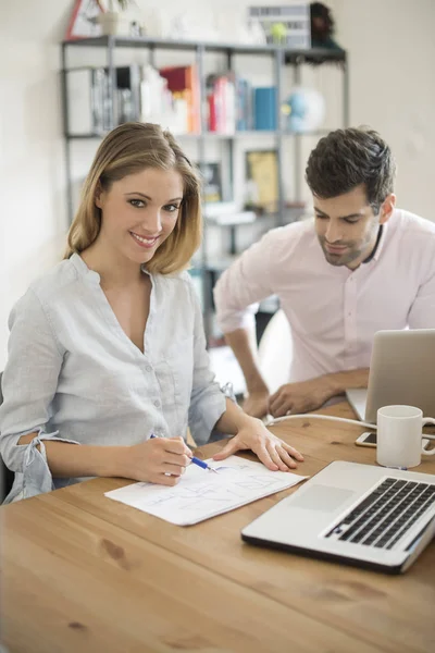 Arquitecto consultoría con diseñador masculino — Foto de Stock