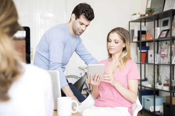 Zakenvrouw met digitale tablet — Stockfoto