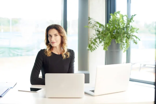 Affärskvinna som sitter med sin bärbara datorer — Stockfoto