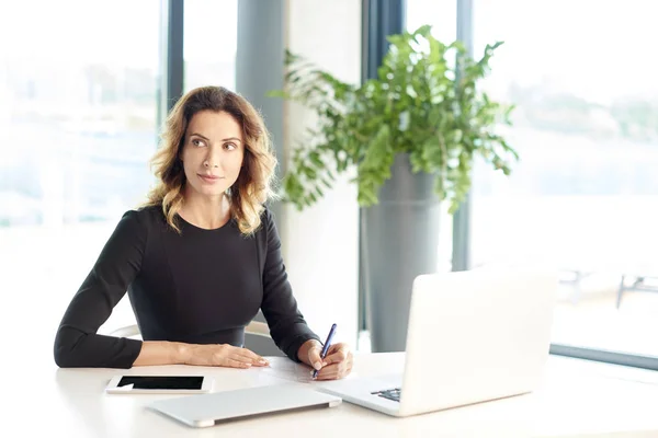 Geschäftsfrau sitzt am Laptop — Stockfoto