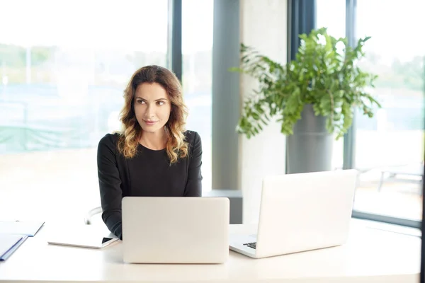 Affärskvinna med bärbara datorer — Stockfoto