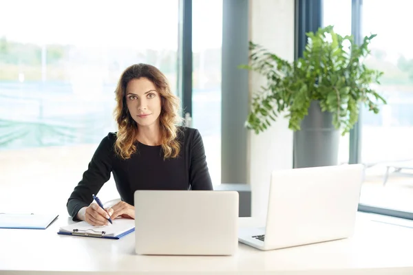 Zakenvrouw zit op laptops — Stockfoto