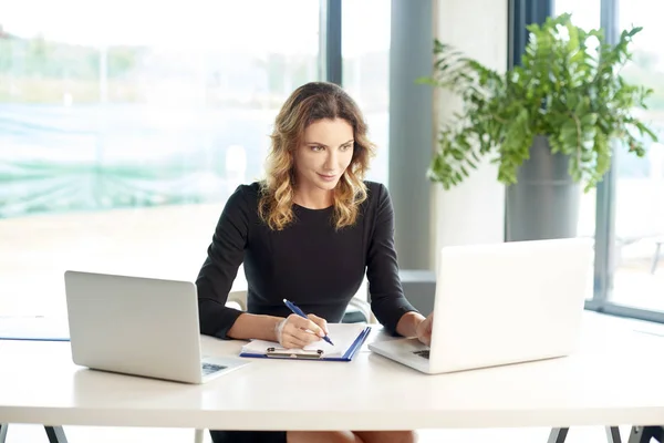 Geschäftsfrau sitzt am Laptop — Stockfoto