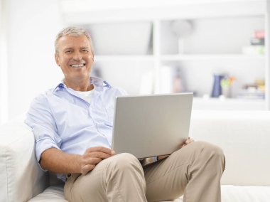 kendi dizüstü kullanan adam