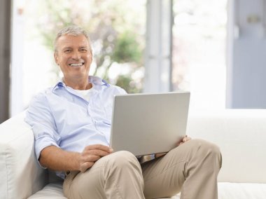 kendi dizüstü kullanan adam