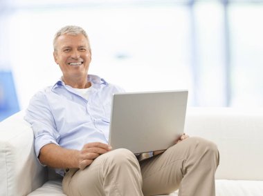 kendi dizüstü kullanan adam