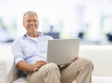 kendi dizüstü kullanan adam