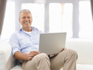 kendi dizüstü kullanan adam