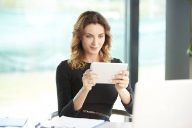 Dijital tablet kullanan iş kadını